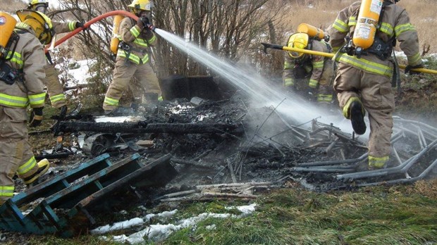 Cabanon rasé par les flammes à Dégelis