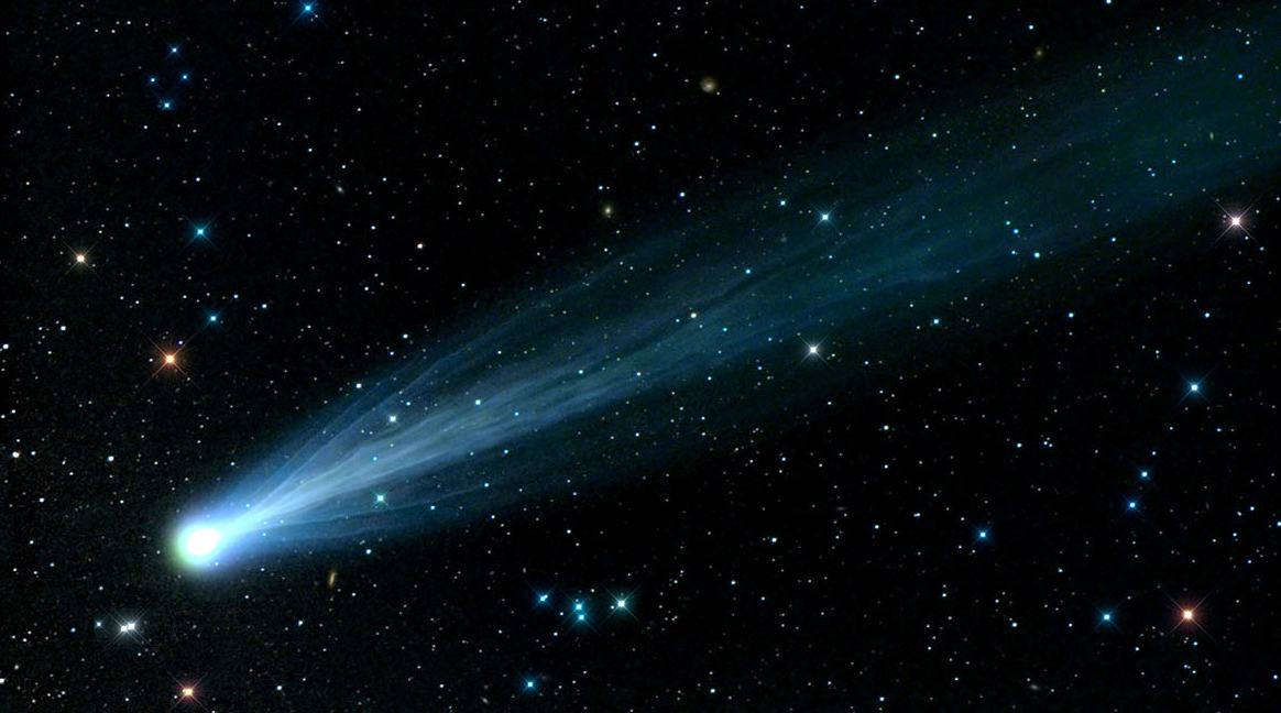 Éclairs, roches et comète dans le ciel de la région | infodimanche.com