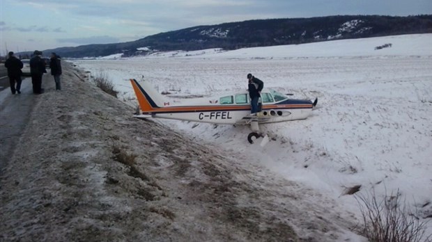 Un avion se pose d'urgence sur la route 132 à Saint-Simon