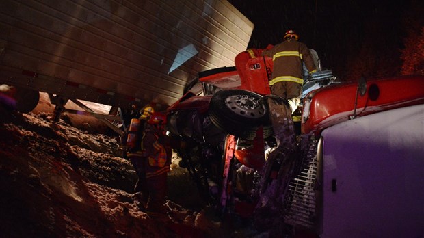 Un semi-remorque effectue une embardée sur la route 185