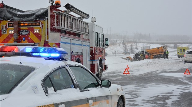 Collision entre une déneigeuse et un semi-remorque sur l’autoroute 85