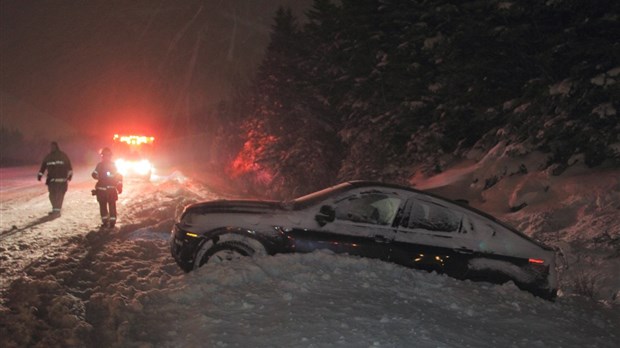 Tempête: routes fermées et opération dégivreur