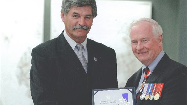 Jean-Claude Chouinard reçoit une médaille du Gouverneur général