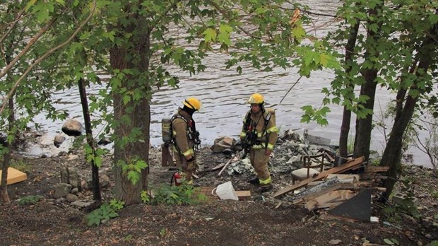 Les pompiers éteignent un feu de débris à Rivière-du-Loup