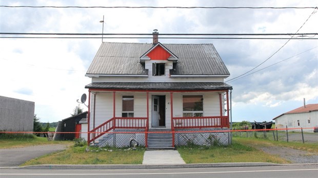 Maison endommagée par les flammes à Saint-Jean-de-Dieu