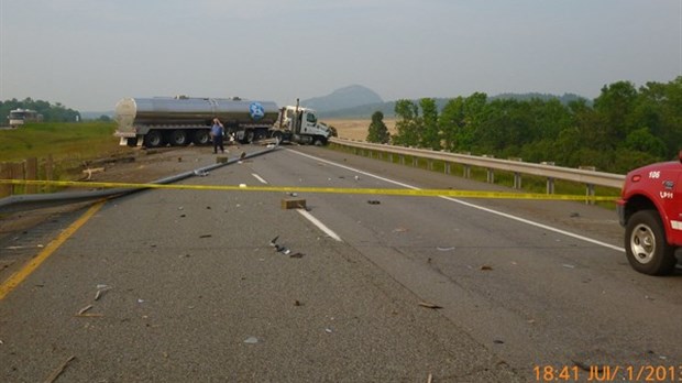 Un camion-citerne bloque l'autoroute 20 durant 45 minutes