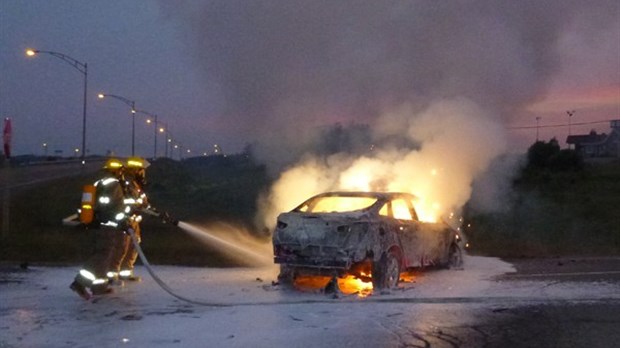 Véhicule en feu à Saint-Pascal