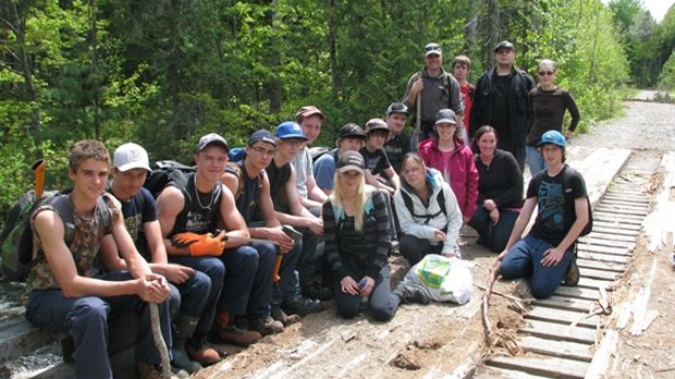 Des jeunes apprennent à survivre en forêt