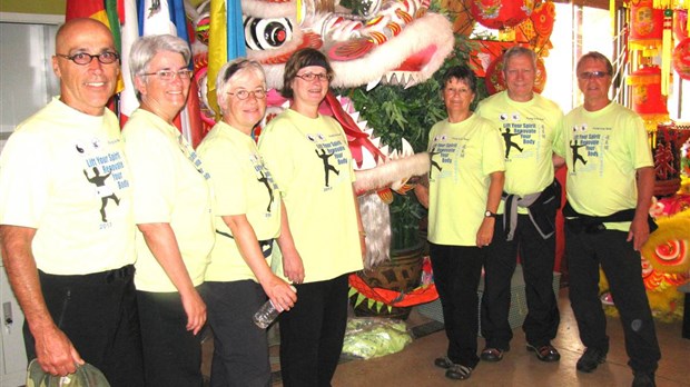 Sept personnes reçoivent une formation de Tai chi taoïste en Ontario