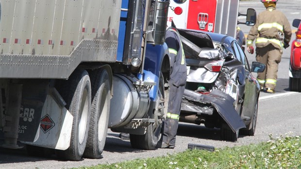 Un poids lourd emboutit une voiture