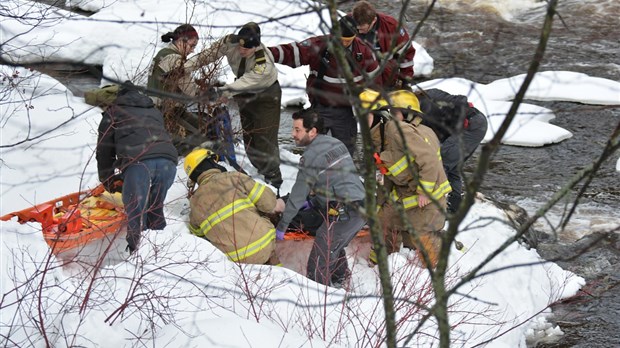 Un homme tombe de la passerelle au parc des Chutes