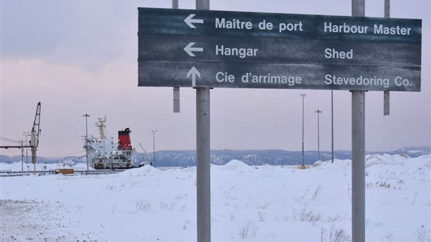 Les glaces retiennent le Victory au port de mer de Cacouna