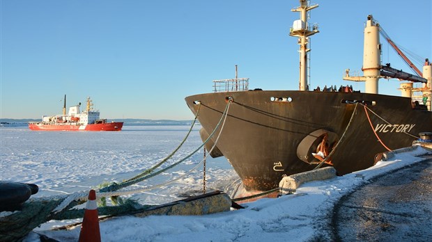 Le brise-glace NGCC Des Groseilliers est arrivé au port de mer de Cacouna