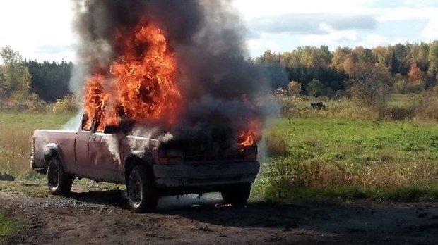 Une camionnette flambe à L'Isle-Verte