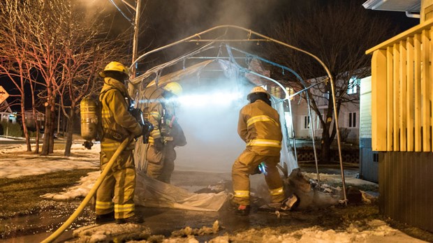 Un abri d’auto est la proie des flammes