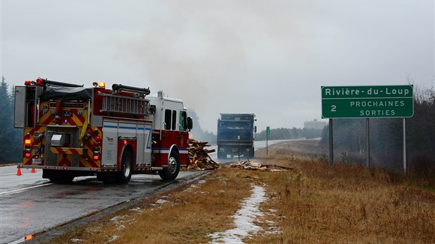 Incendie dans le chargement d'un camion sur l’autoroute 85