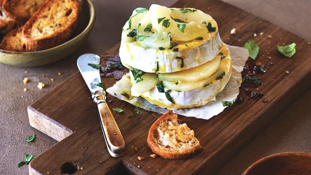 Impressionnez vos invités avec un brie mariné aux poires et au basilic