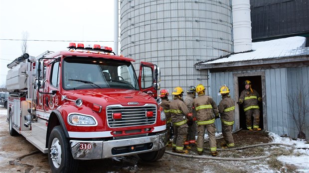 Les pompiers vident le silo