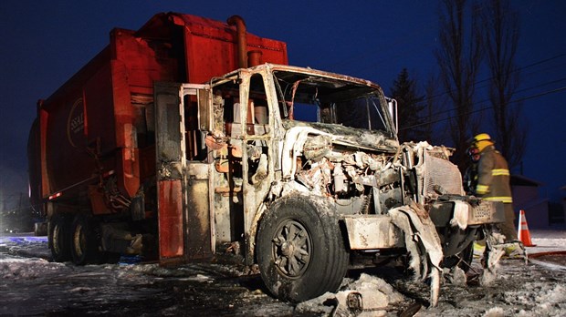 Un camion à ordures est la proie des flammes