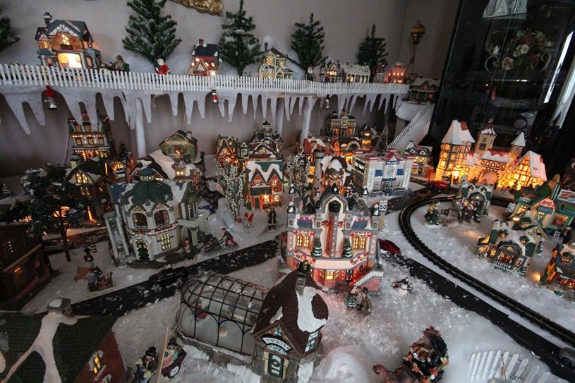 Il installe un village de Noël miniature dans son salon