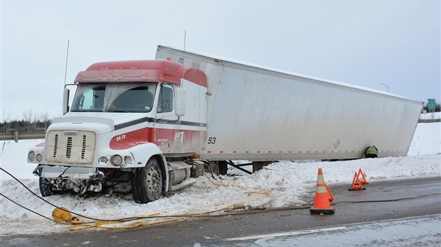 Sortie de route dans une voie d’accès de l’autoroute 85