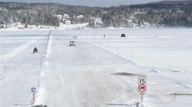 Des balises du pont de glace renversées