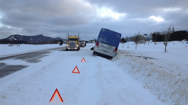 Un autobus s'enlise en bordure de la route 132