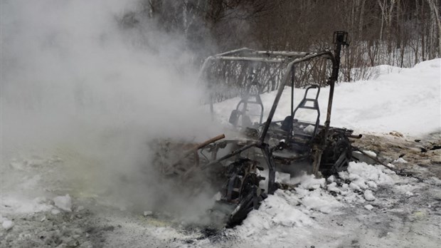 Un véhicule côte à côte flambe à Saint-Modeste