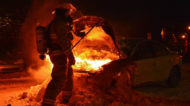 Une voiture flambe à Rivière-du-Loup