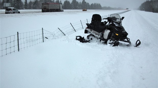 Une motoneige effectue une sortie de piste à Dégelis