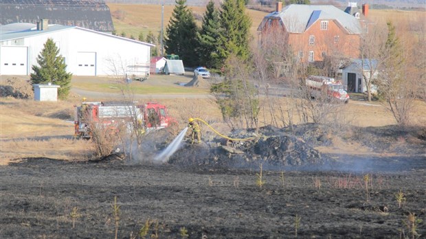 Vaste feu de broussailles à Saint-Alexandre