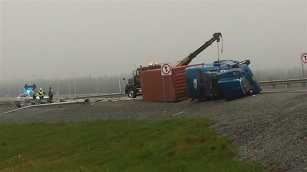 Un semi-remorque se renverse à L’Isle-Verte