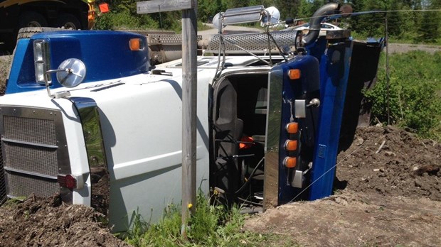 Un poids lourd se renverse à Saint-Hubert