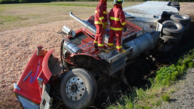 Un poids lourd plonge dans le fossé à Cacouna