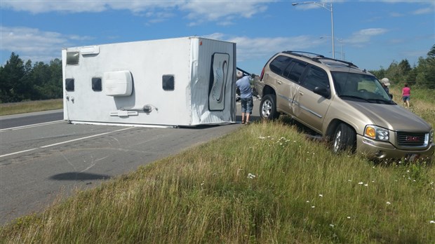 Une roulotte renversée sur l'autoroute 20