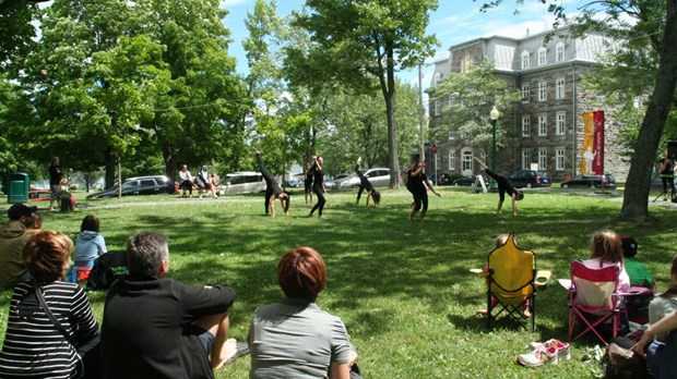 Un premier jeudi midi au Parc Blais sous le signe de la danse