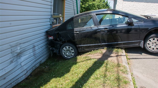 Deux automobiles percutent une maison à Saint-Modeste