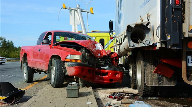 Une camionnette fauche deux feux de circulation à Rivière-du-Loup