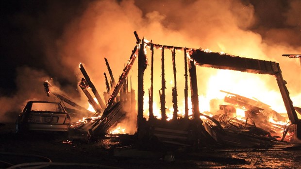 Garage rasé par les flammes à Saint-Arsène