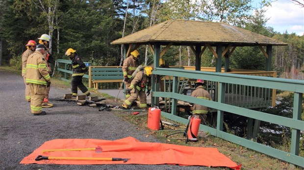 Un belvédère du Petit Témis est la proie des flammes