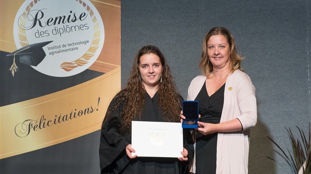 Jessica Michaud de Saint-André se distingue à la remise des diplômes de l’ITA