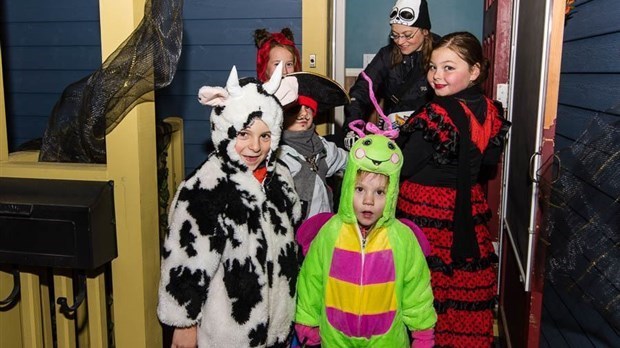 À l'Halloween, assurez-vous de bien voir les petits monstres surgir!