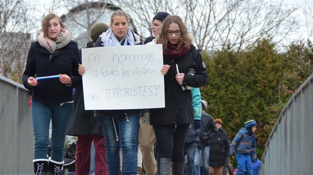 Attentats de Paris : des hommages aux victimes à Rivière-du-Loup