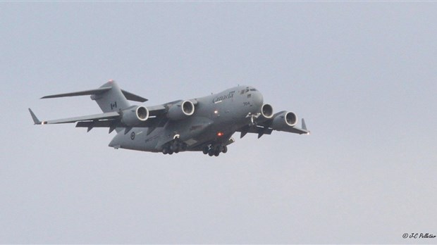 Un C-17 des Forces canadiennes survole Rivière-du-Loup