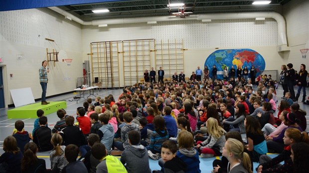 L’équipe cycliste de Rivière-du-Loup remet 60 780$ aux écoles de la région