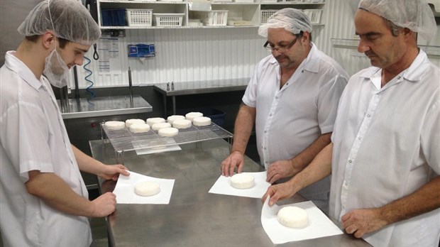 2 000 briques de fromage pour les familles démunies