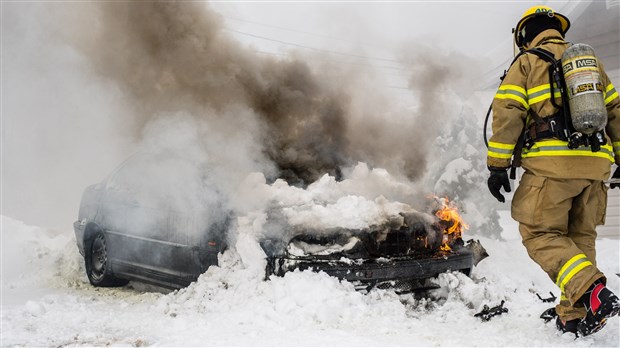 BMW en feu à Rivière-du-Loup