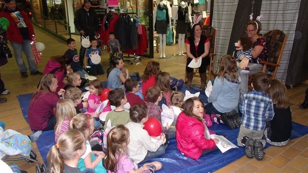 Des enfants fêtent Pâques aux Galerie Témis