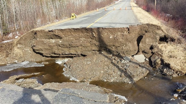 La route s'effondre sur la Côte Duval