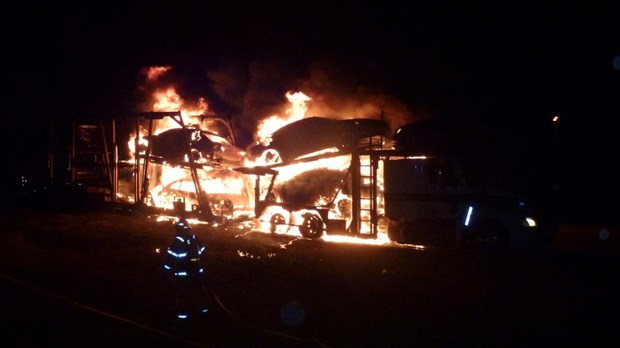 Un camion porte-voiture flambe sur l’autoroute 20